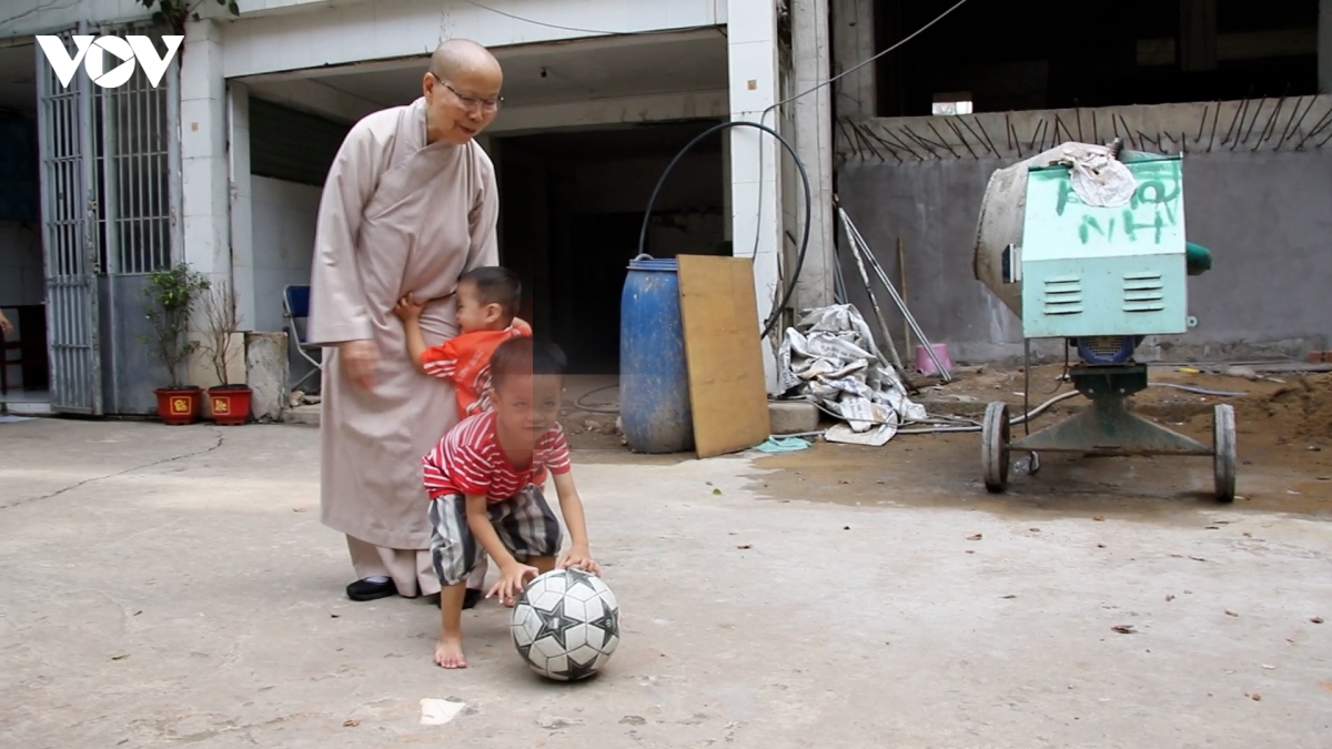 bon tre bi bo roi o chua dieu giac van cho nguoi than den nhan hinh anh 5