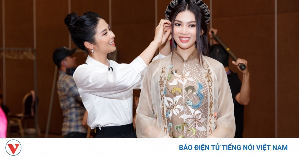 Ngọc Hân thiết kế áo dài hoa văn, hoạ tiết thời Lý–Trần tại ...