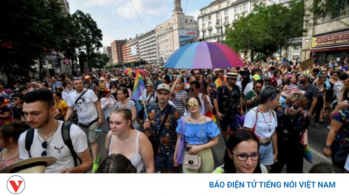 Hàng nghìn người tuần hành ở Budapest phản đối luật chống LGBT - Vimarsana News