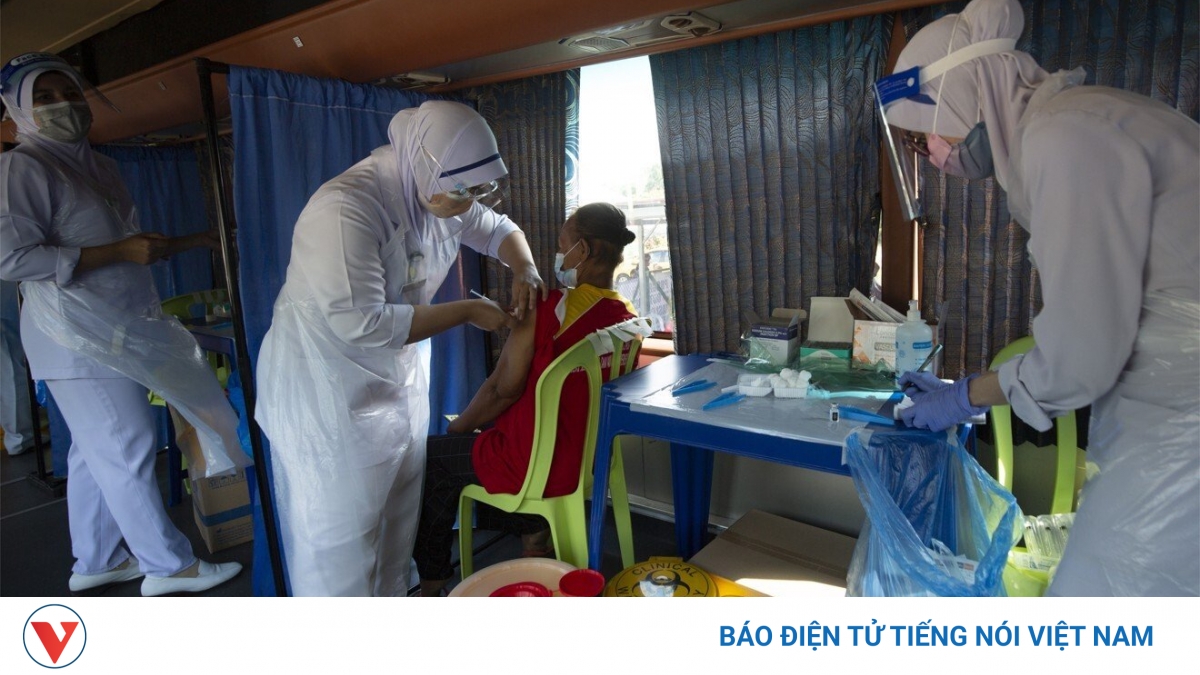 Nhân viên y tế Malaysia bị cáo buộc sử dụng ống vaccine rỗng tiêm cho người dân - Vimarsana News