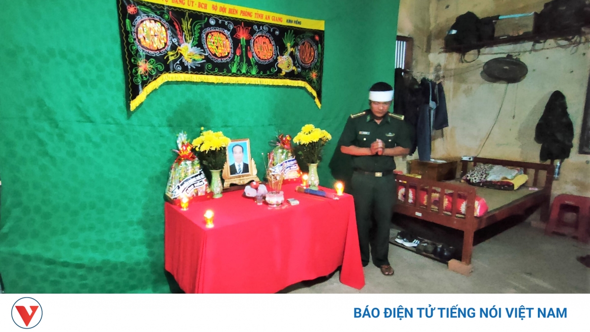 Một đại úy chịu tang cha ngay tại chốt phòng chống dịch ở An Giang - Vimarsana News