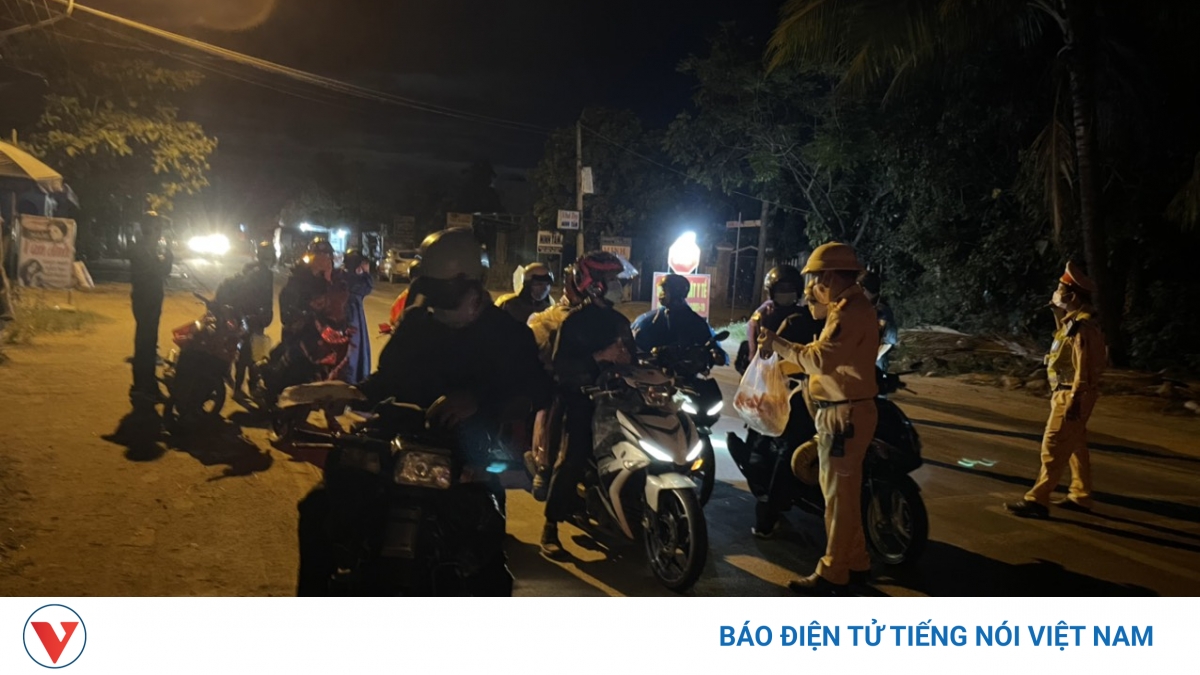 Cảnh sát giao thông Đà Nẵng trắng đêm dẫn đoàn người từ TP.HCM về quê qua địa bàn - Vimarsana News