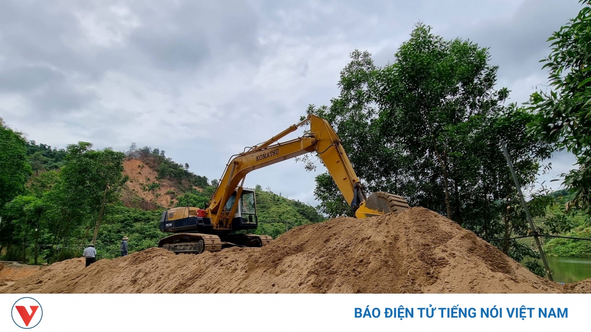 Đột kích, bắt quả tang hành vi hút cát trái phép giữa lòng hồ thủy điện Khe Giông - Vimarsana News