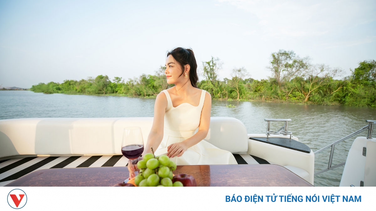 Thu Trang, Phạm Quỳnh Anh và nhiều sao Việt trên du thuyền sang trọng - Vimarsana News