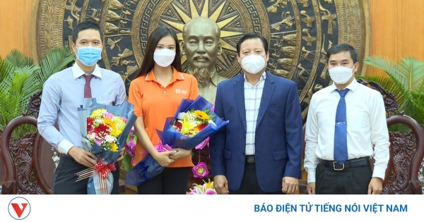 Á hậu Kim Duyên trao 100 triệu đồng cho quỹ vaccine tỉnh Long An - Vimarsana News