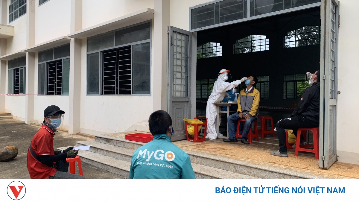 Đắk Lắk lấy mẫu xét nghiệm sàng lọc SARS-CoV-2 cho các shipper - Vimarsana News