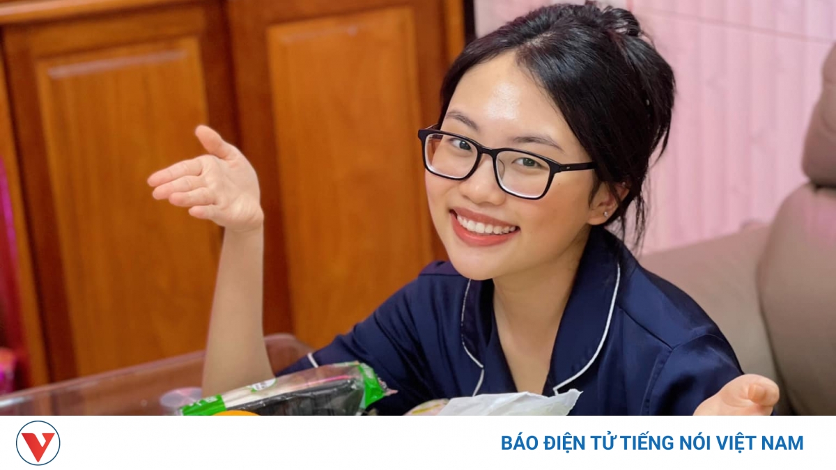 Phương Mỹ Chi vui mừng vì được đàn chị H'Hen Niê trao đồ tiếp tế trong khu phong toả - Vimarsana News