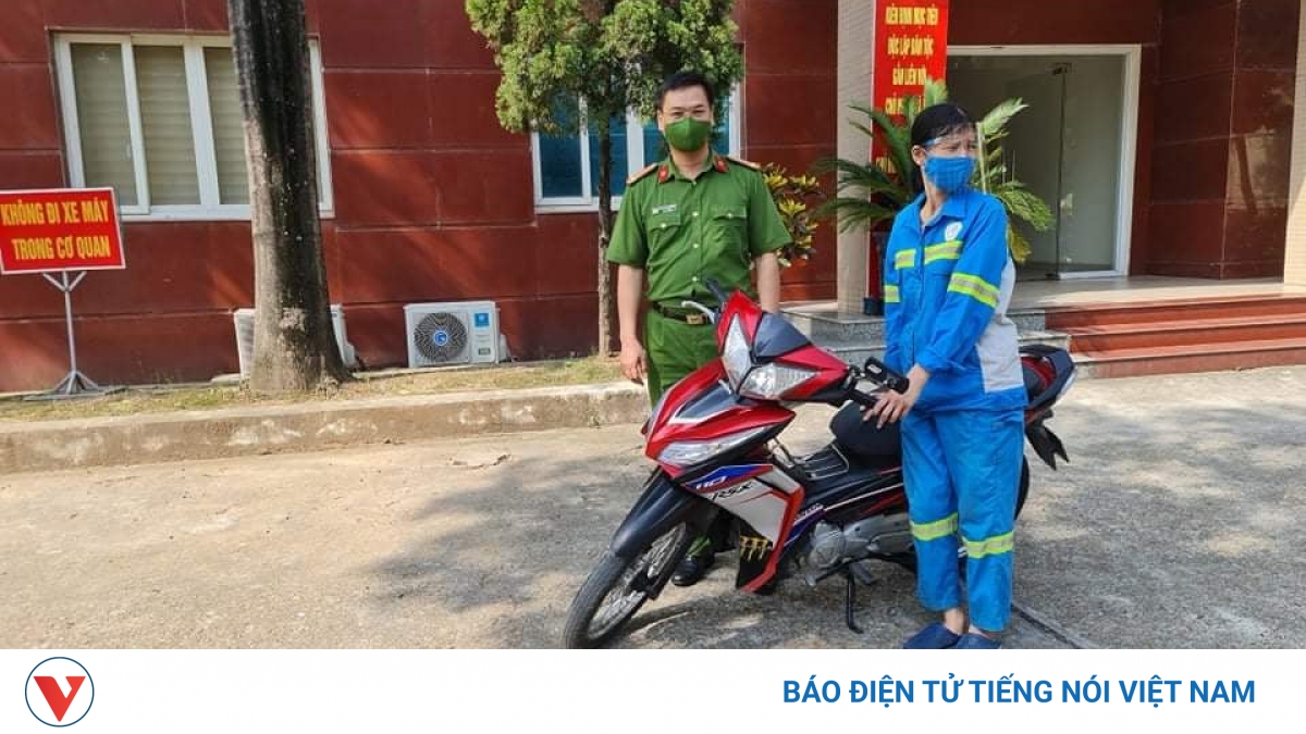 Công an tặng xe máy mới cho nữ lao công bị cướp ở Hà Nội - Vimarsana News