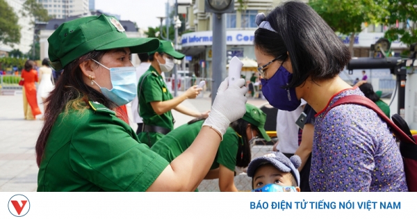 Khách tham quan Đường hoa Nguyễn Huệ buộc phải đeo ...