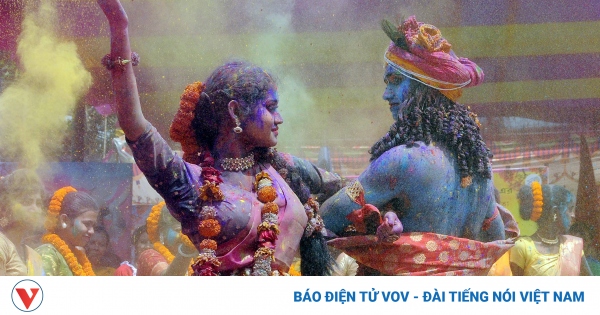 Ấn Độ tràn ngập sắc màu trong dịp lễ Holi 2022