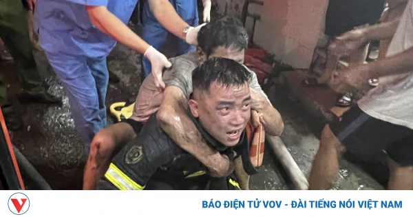 Giải cứu 4 người mắc kẹt trong đám cháy lúc nửa đêm ở Hà Nội