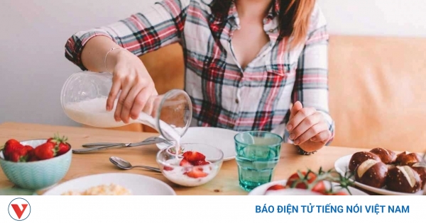 Bé mẫt vàng để uống sưa cưc tốt cho sửc khẎ