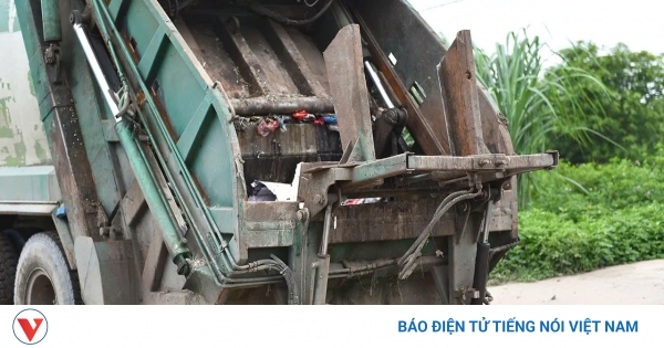 Mùi nồng nặc trên cung đường lên bãi rác Nam Sơn