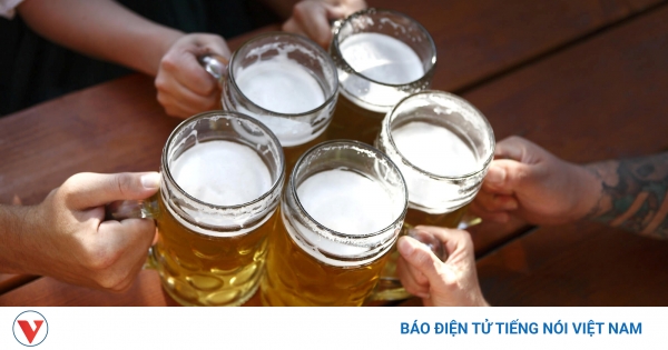 Uống bia kiểu này đánh bay cơn nóng lại tốt cho sức khỏe nhưng ít người biết