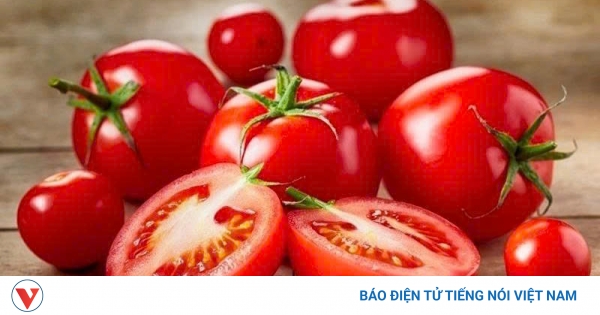 Cà chua sống và các bài thuốc dân gian: Khám phá công dụng chữa bệnh (Giới thiệu một số bài thuốc dân gian sử dụng cà chua sống để điều trị các bệnh thông thường, lưu ý về tính an toàn và hiệu quả.)