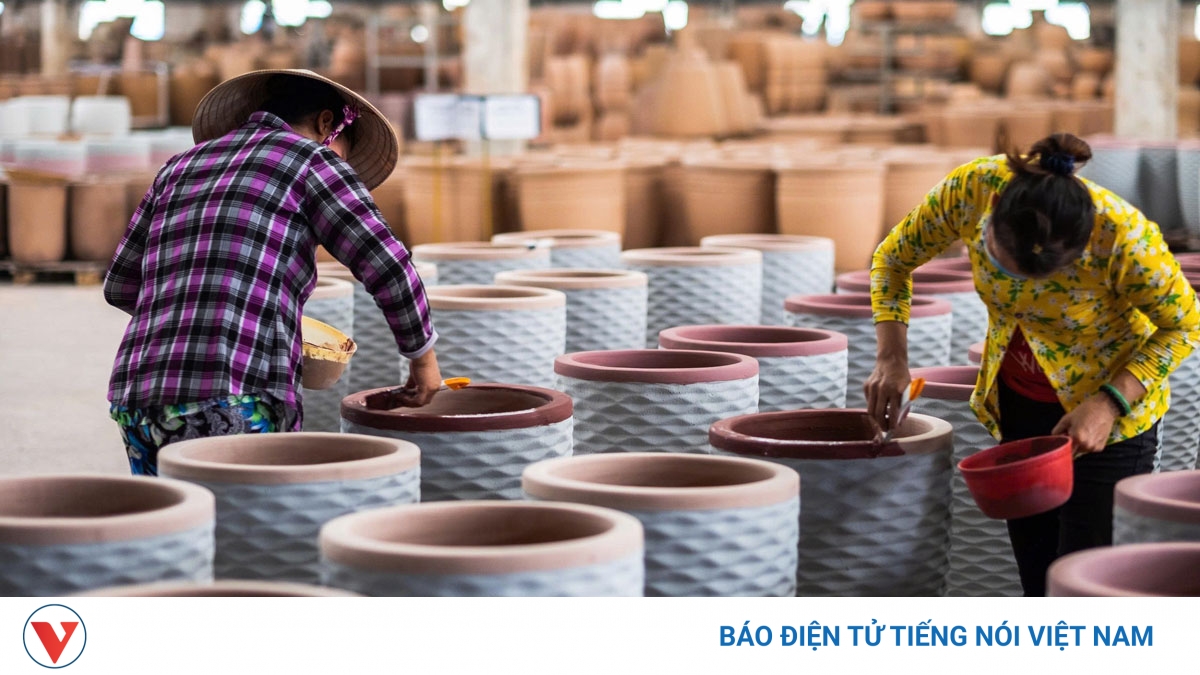 Ảnh minh hoạ bài viết trên VOV về tình trạng thiếu thợ của doanh nghiệp gốm sứ
