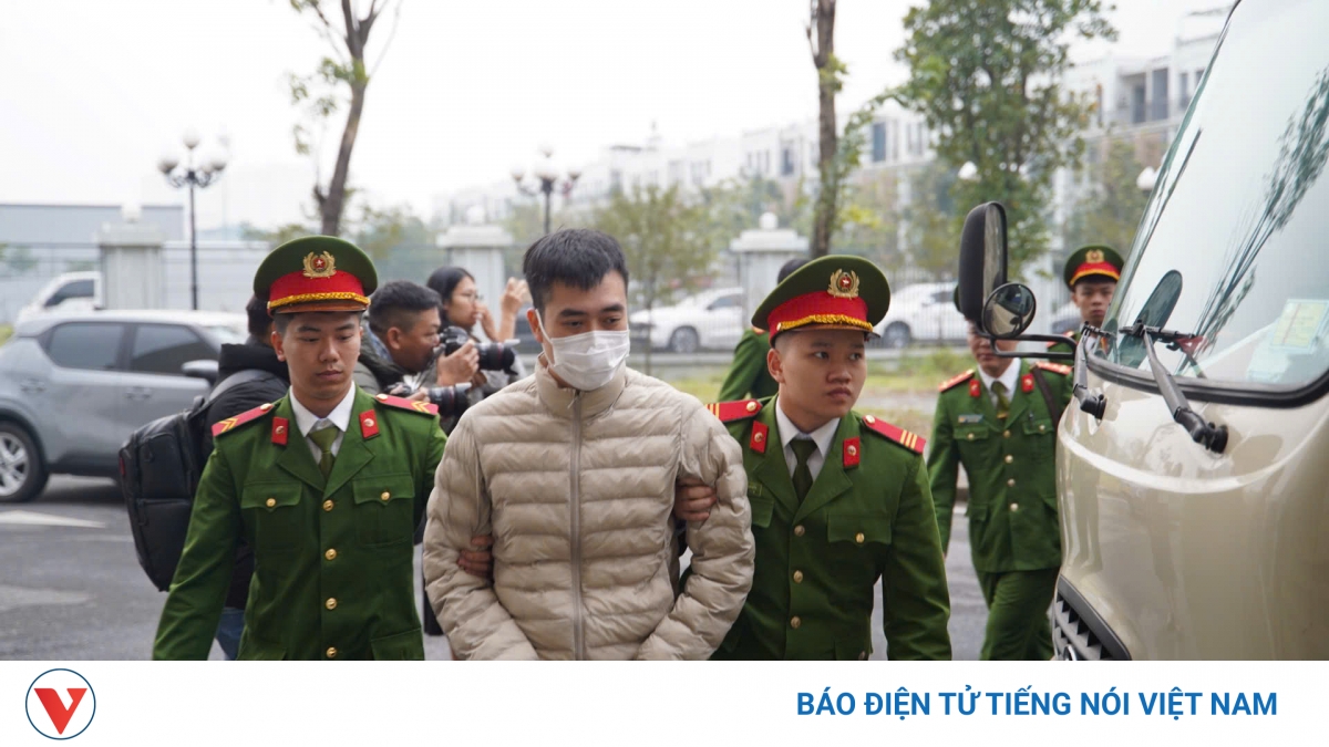 Xét xử vụ sữa giả HIUP: Cảnh sát dẫn giải các bị cáo hầu tòa