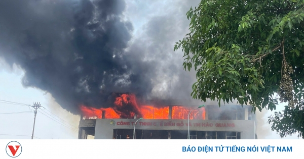 Cháy lớn tại công ty chế biến gỗ, cột khói đen bốc cao hàng chục mét