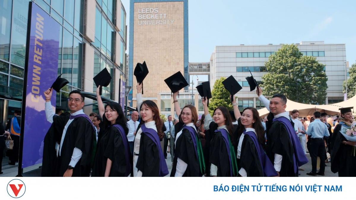 Студенты программы MBA Leeds Beckett в Вьетнаме получили дипломы в Великобритании