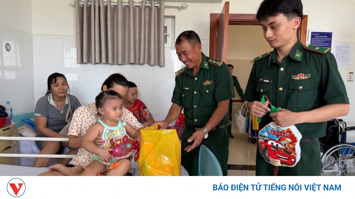 Bộ đội Biên phòng mang Trung thu đến tận giường bệnh cho trẻ em ở Vũng Tàu