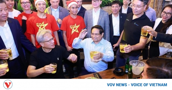 Vietnamese PM, NVIDIA President and CEO explore Hanoi's culture at night