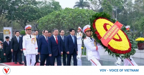 Party, State leaders pay tribute to President Ho Chi Minh in Hanoi