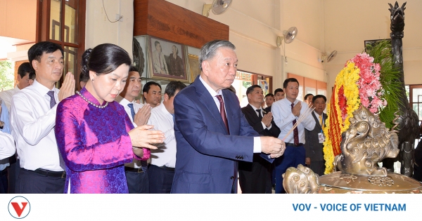 Top leader To Lam pays tribute to President Ho Chi Minh in Thailand