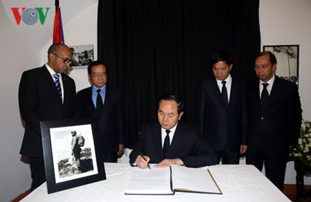 ผนำและประชาชนเวยดนามรวมไวอาลยทาน ฟเดล คาสโตร ผนำควบา ณ กรงฮานอย hinh 1