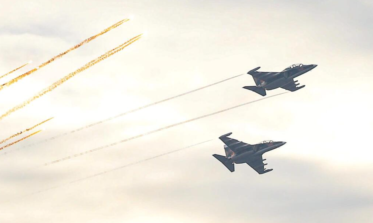 Mãn nhãn 'hổ mang chúa' Su-30MK2, Yak-130 thả bẫy nhiệt trên bầu trời Hà Nội - 7