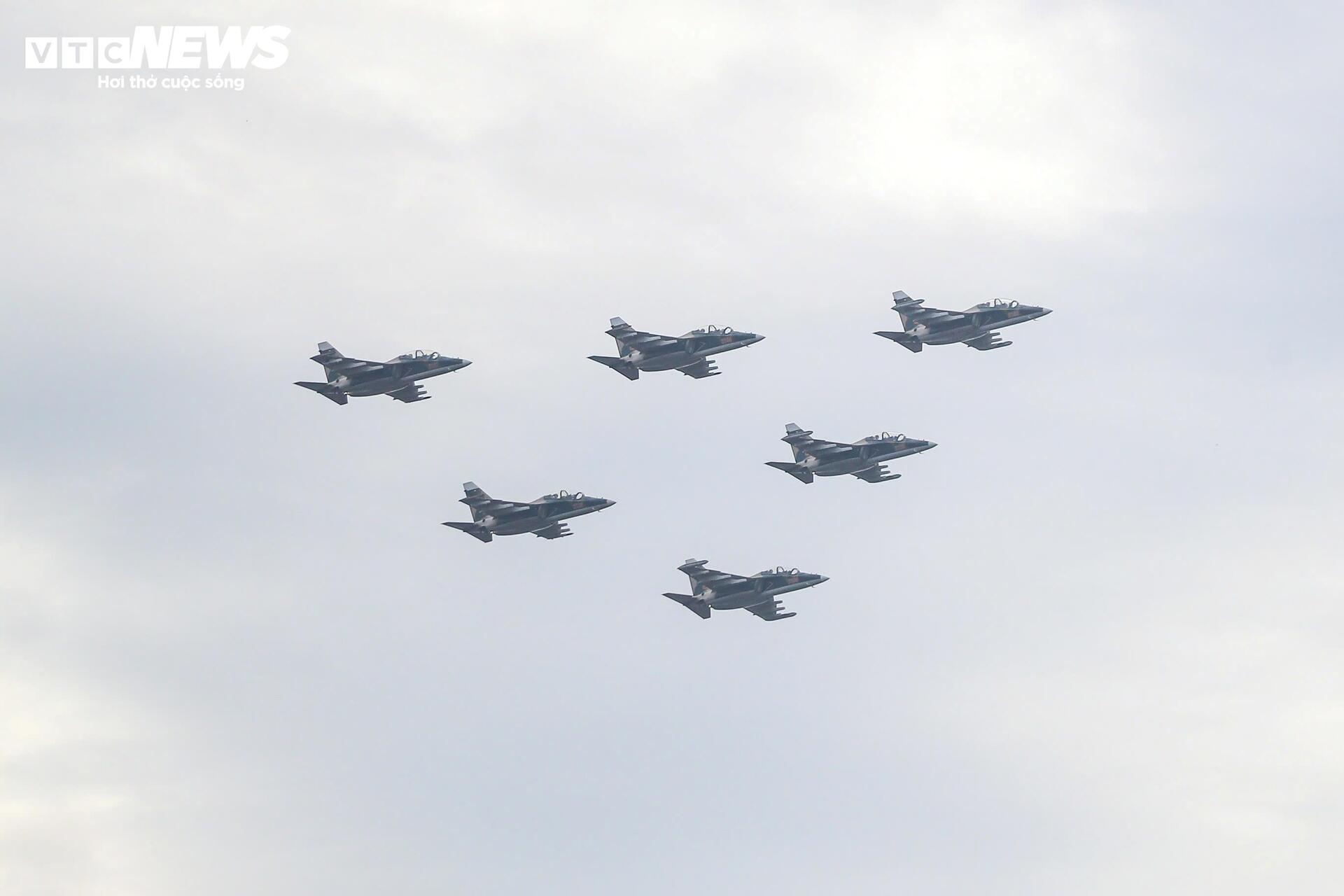 Mãn nhãn 'hổ mang chúa' Su-30MK2, Yak-130 thả bẫy nhiệt trên bầu trời Hà Nội - 6