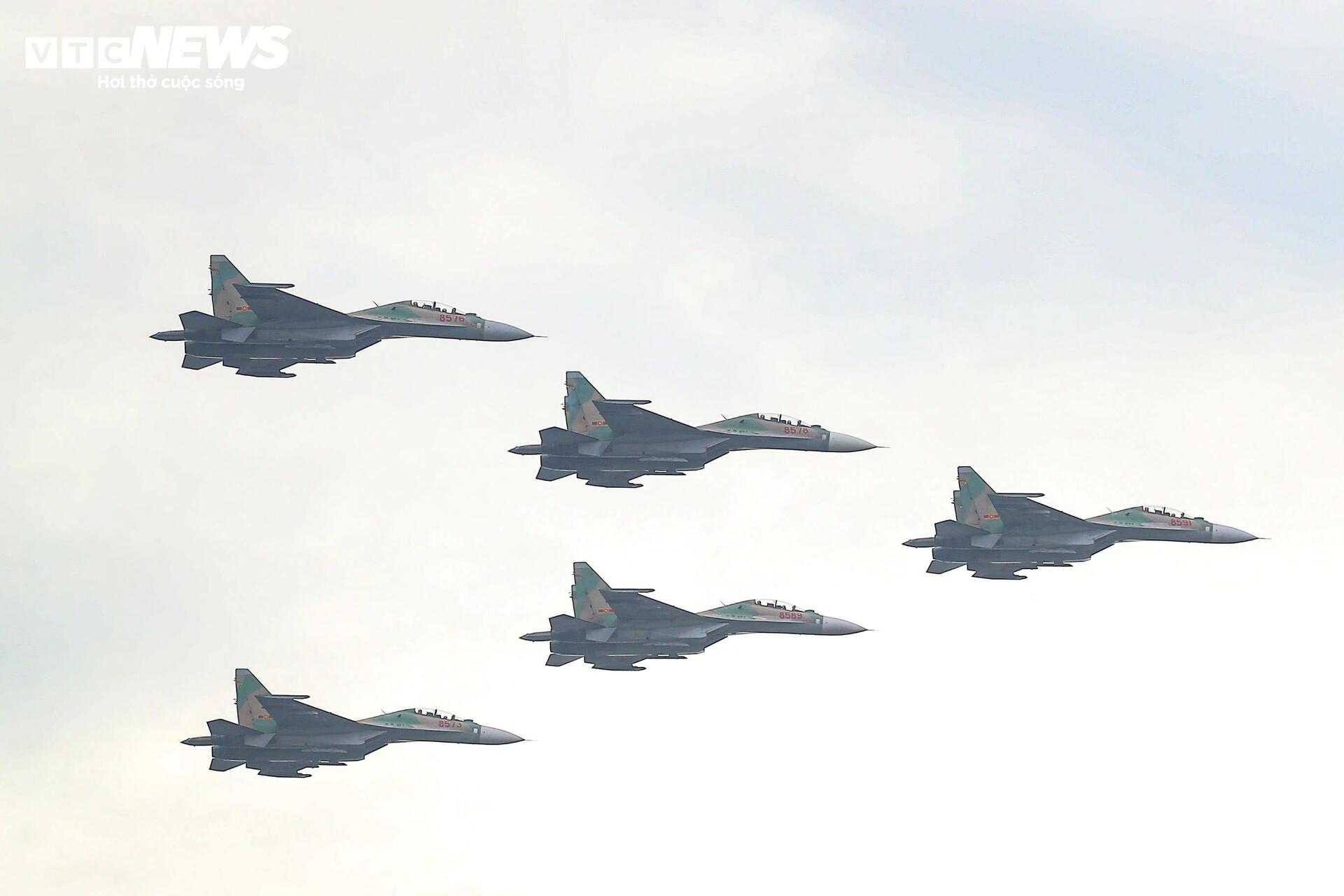 Mãn nhãn 'hổ mang chúa' Su-30MK2, Yak-130 thả bẫy nhiệt trên bầu trời Hà Nội - 1