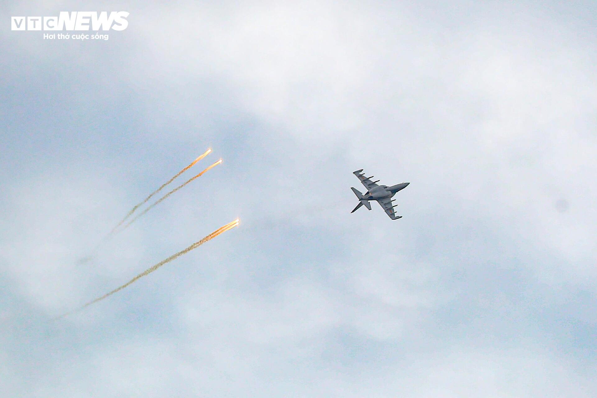 Mãn nhãn 'hổ mang chúa' Su-30MK2, Yak-130 thả bẫy nhiệt trên bầu trời Hà Nội - 3