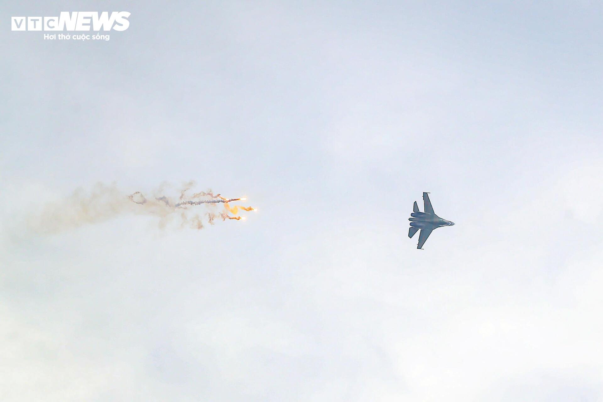Mãn nhãn 'hổ mang chúa' Su-30MK2, Yak-130 thả bẫy nhiệt trên bầu trời Hà Nội - 5