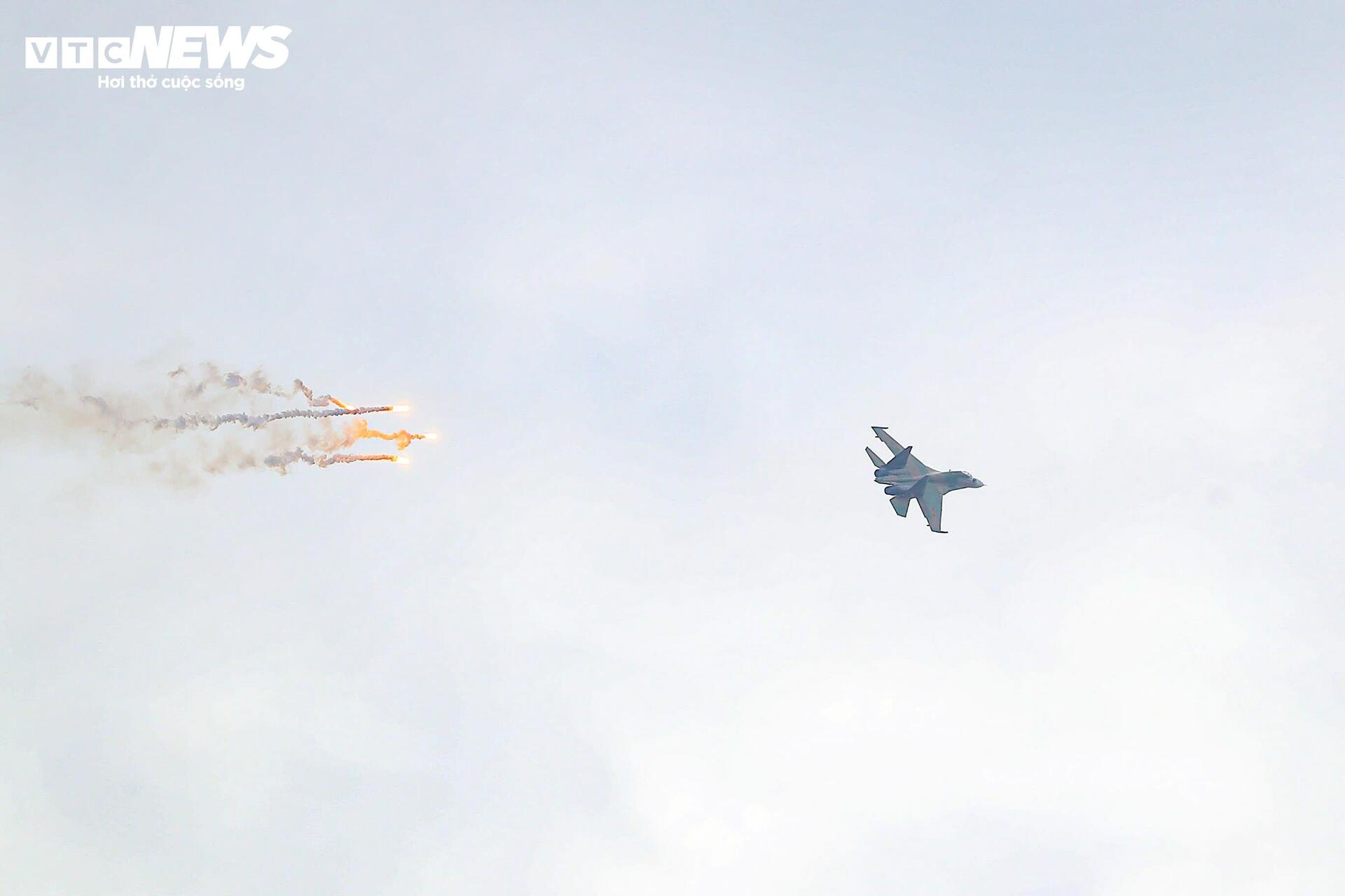 Mãn nhãn 'hổ mang chúa' Su-30MK2, Yak-130 thả bẫy nhiệt trên bầu trời Hà Nội - 4