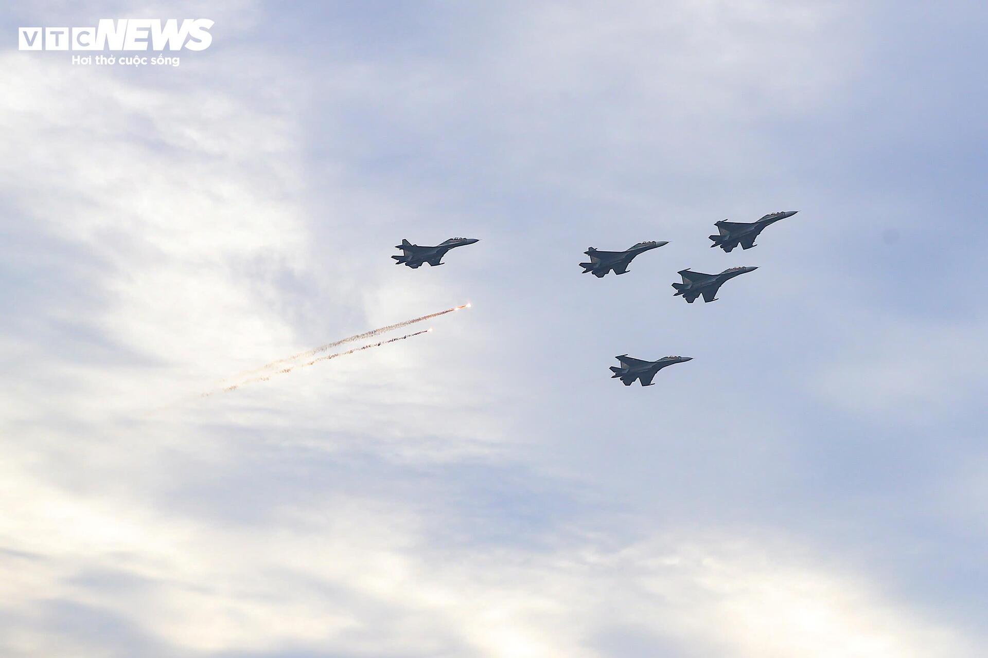 Mãn nhãn 'hổ mang chúa' Su-30MK2, Yak-130 thả bẫy nhiệt trên bầu trời Hà Nội - 2