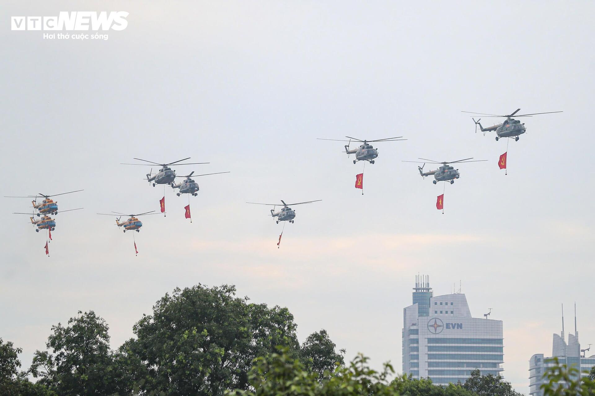 Mãn nhãn 'hổ mang chúa' Su-30MK2, Yak-130 thả bẫy nhiệt trên bầu trời Hà Nội - 8