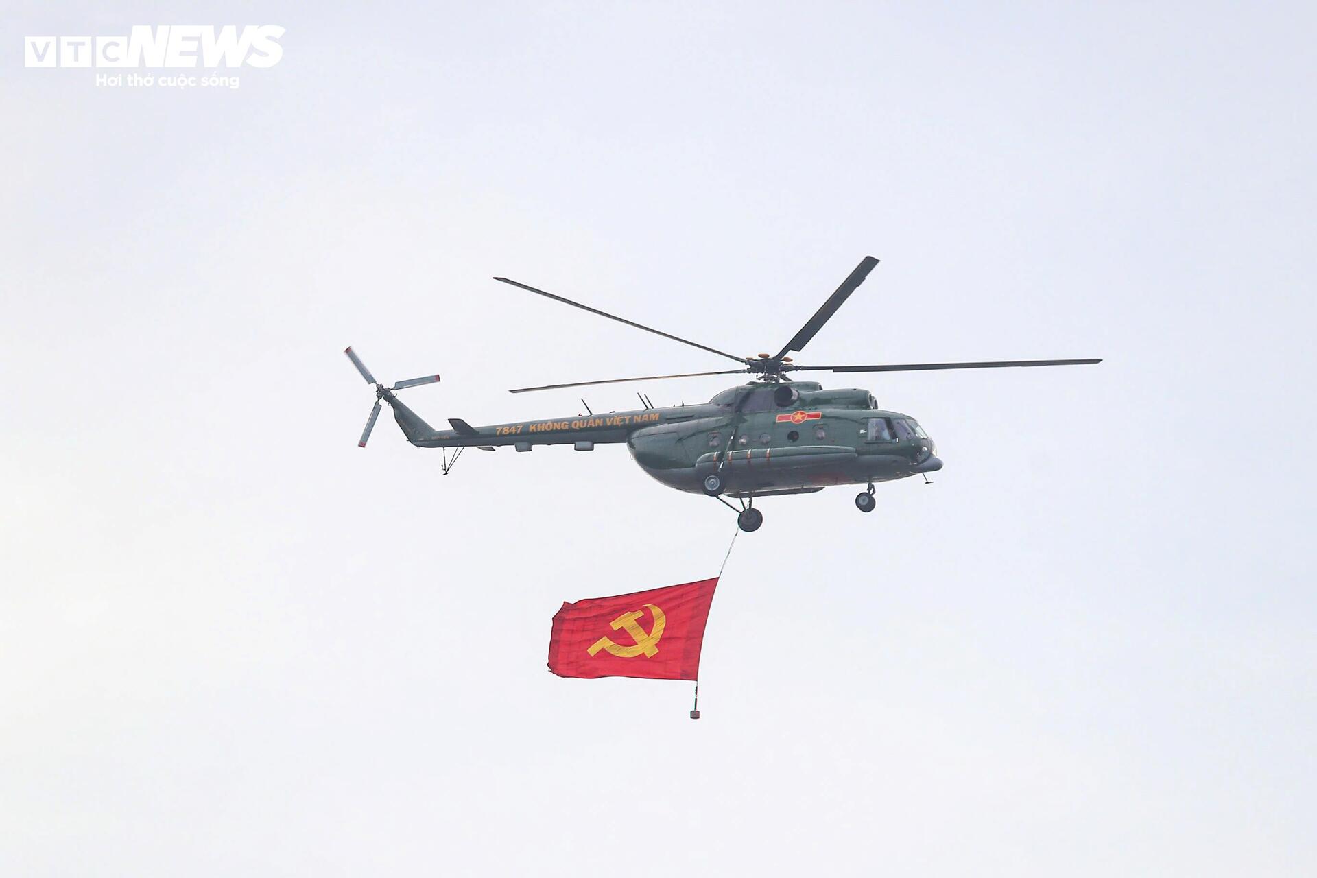 Mãn nhãn 'hổ mang chúa' Su-30MK2, Yak-130 thả bẫy nhiệt trên bầu trời Hà Nội - 10