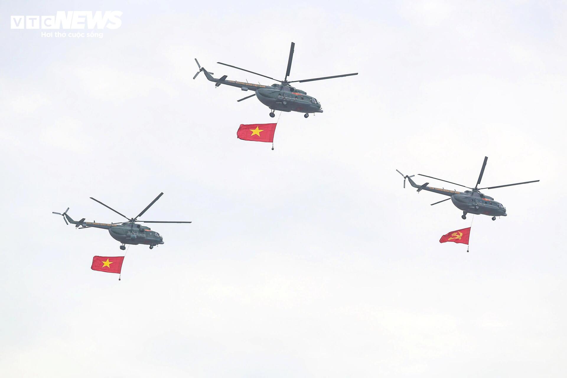Mãn nhãn 'hổ mang chúa' Su-30MK2, Yak-130 thả bẫy nhiệt trên bầu trời Hà Nội - 11