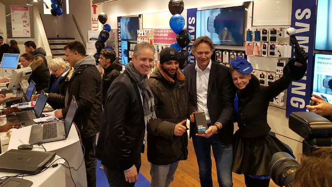 first_galaxy_s7_edge_sold_netherlands_jmdo.jpg