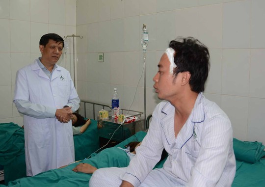 Thứ trưởng Bộ Y tế Nguyễn Thanh Long thăm hỏi bệnh nhân Nguyễn Việt Pháp, sinh viên ĐH KHXHNV nạn nhân trong vụ tai nạn.