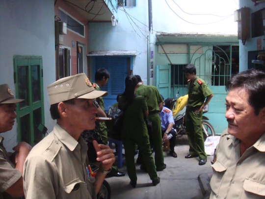 Lực lượng công an đang lập biên bản khám nghiệm hiện trường nhà đối tượng Đặng Văn Tuấn vào chiều 1-10.