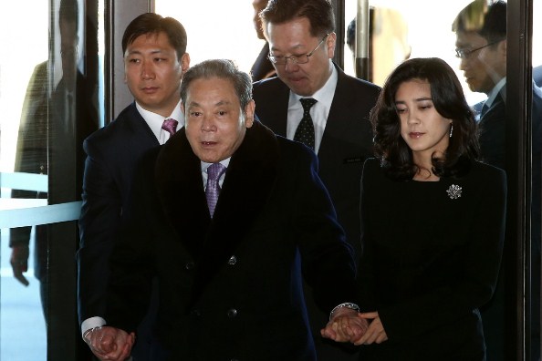 Tỷ phú Lee Kun-hee (giữa), chủ tịch Samsung Electronics và con gái Lee Boo-jin (phải), giám đốc điều hành Hotel Shilla Co., tại một cuộc họp của công ty tại Shilla Hotel ở Seoul.