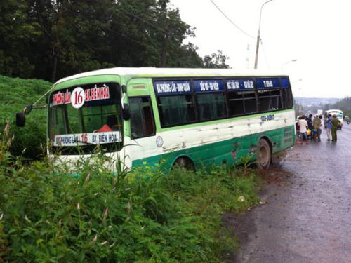 Xe ben tông xe bus, 6 người bị thương 