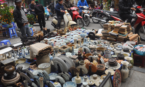 Săn đồ độc, lạ trong phiên chợ cuối năm giữa lòng phố cổ