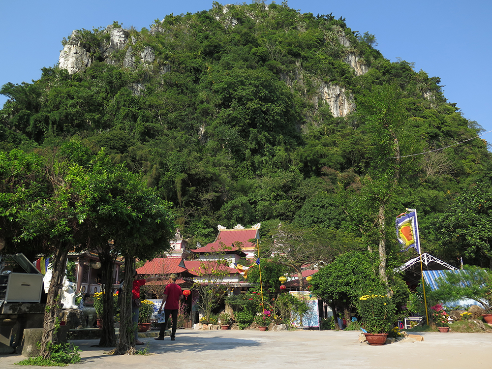 vov__chua_quan_the_am_ngu_hanh_son_diem_hanh_huong_cua_phat_tu_va_du_khach_dip_tet_nyqw.jpg