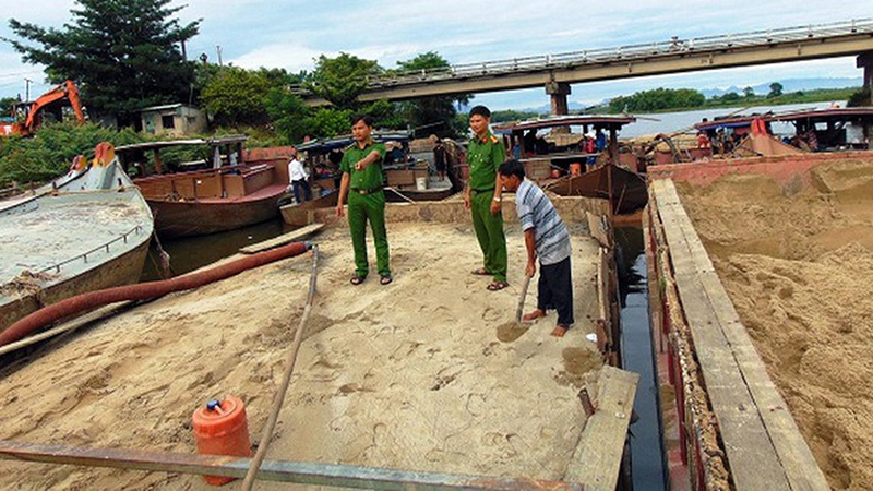 vov__luc_luong_canh_sat_moi_truong_cong_an_tinh_quang_nam_bat_vu_trom_cat_tren_song_thu_bon_qhuh.jpg