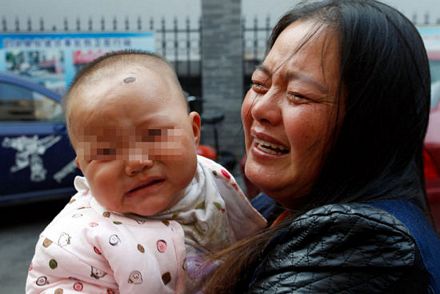 Bà mẹ Liu đau xót trước tình cảnh của con gái.