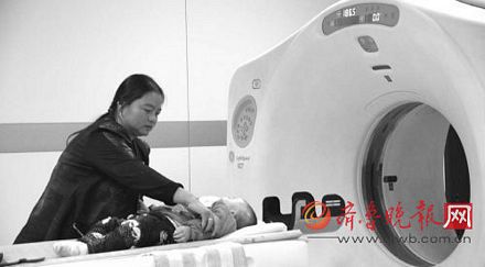 Bé gái được chụp chiếu tại Bệnh viện nhi ở Bắc Kinh.