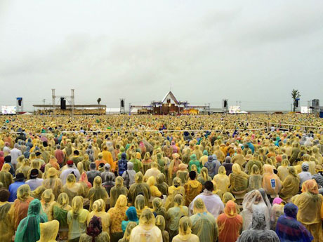 Hơn 150.000 người tham dự Thánh lễ của Giáo hoàng Francis bất chấp mưa to gió lớn. (Ảnh: