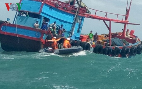 Chìm tàu cá ở Bình Thuận, 5 thuyền viên mất tích | VOV.VN